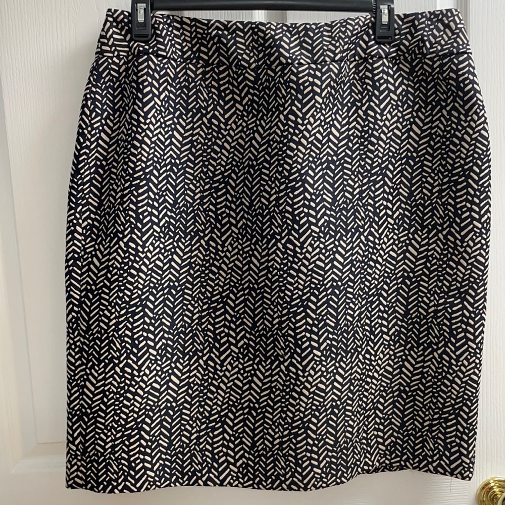 Classic pencil skirt tan on black